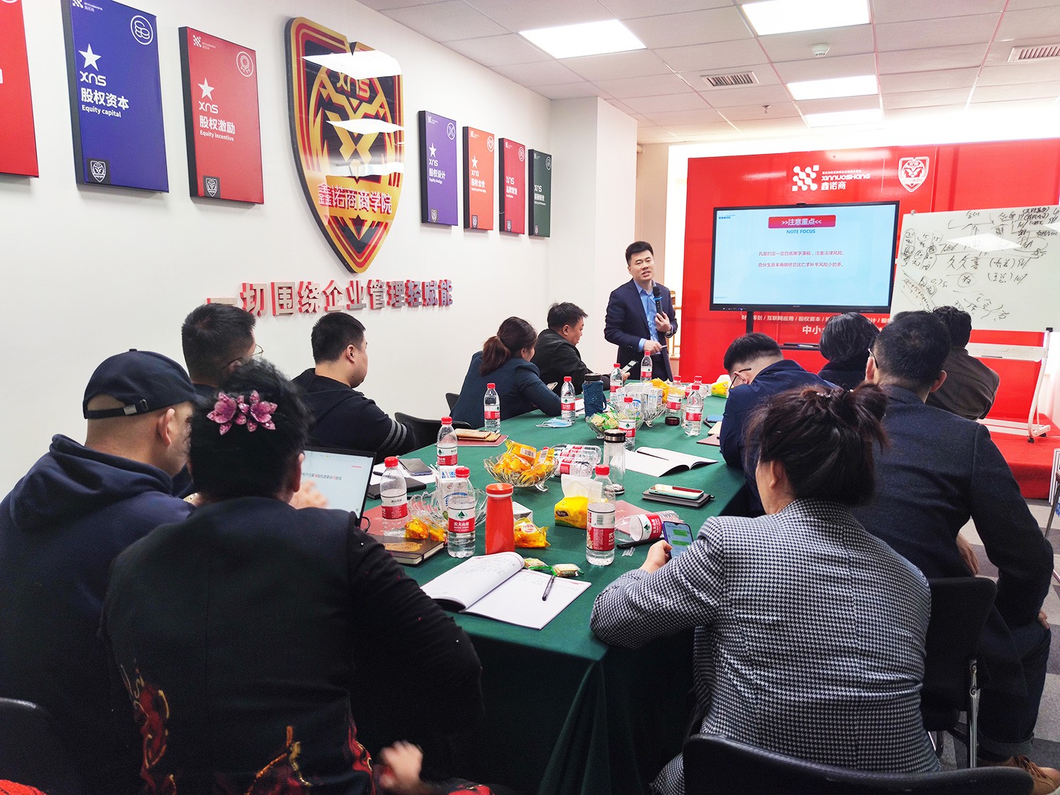 家族之爭，互相揭底挖角